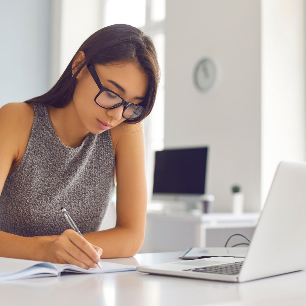 Knowledge sharer planning her content